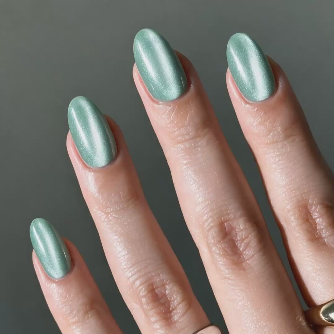 Load video: Senorita | Reusable Press-On Nails | 24 Pcs | Sea Green Cat Eye | Almond Shape | Short